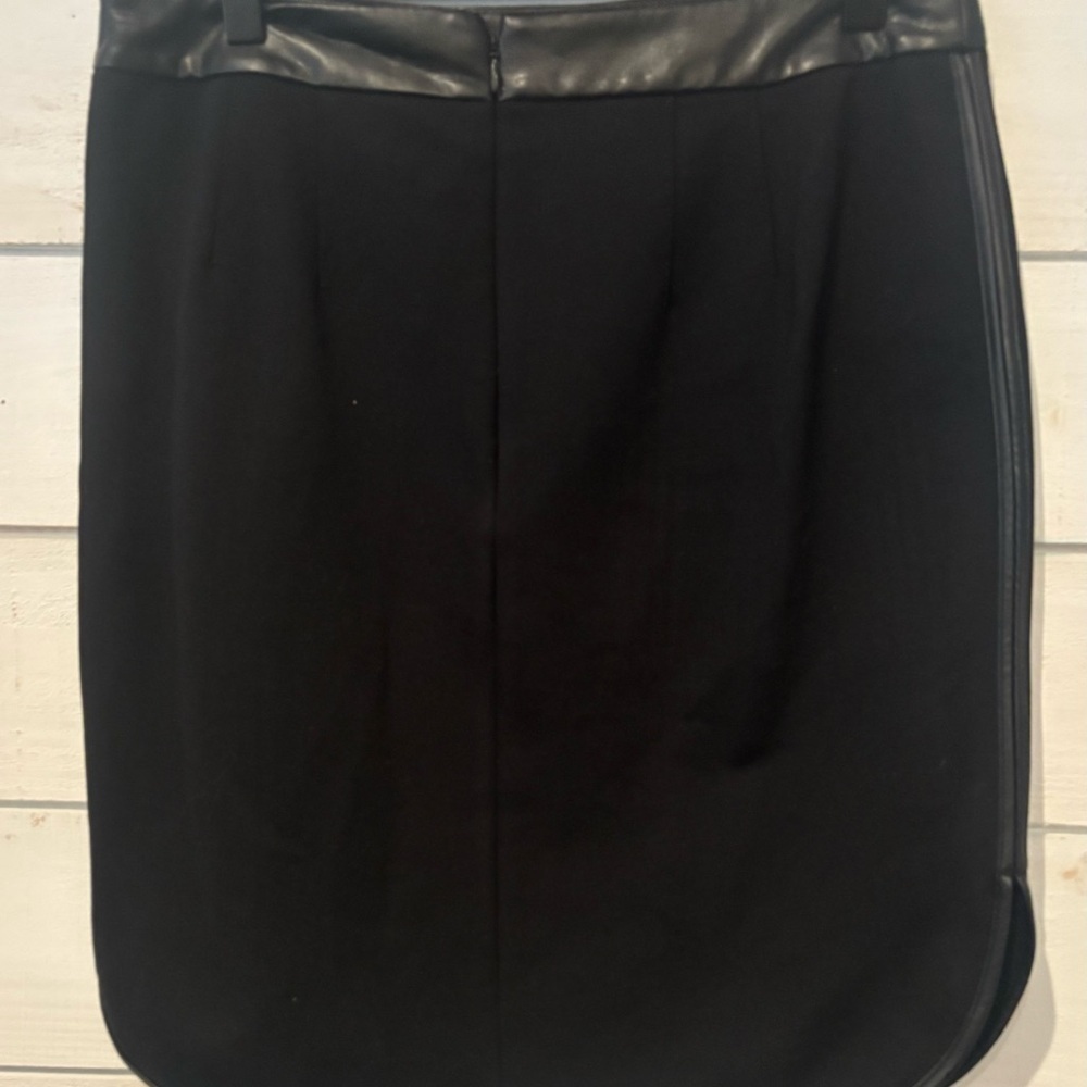 LOFT Womens Mini Skirt Petites
8P  Black Faux Leather Trim . Never worn! - Picture 3 of 14